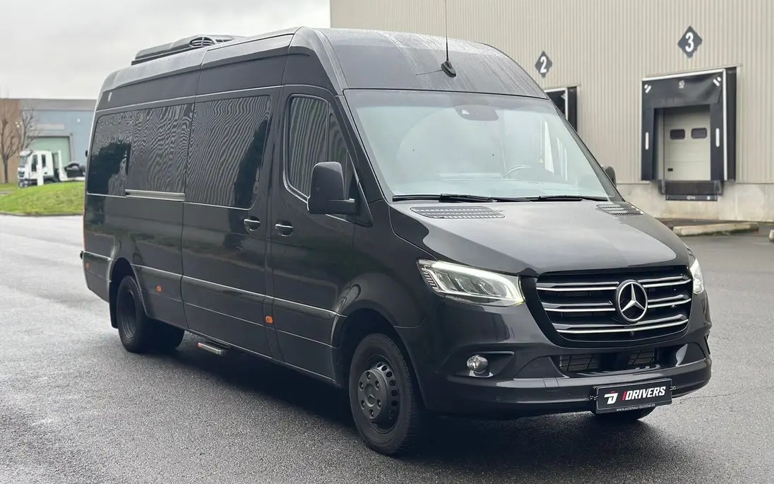 Grand gabarit Mercedes noir