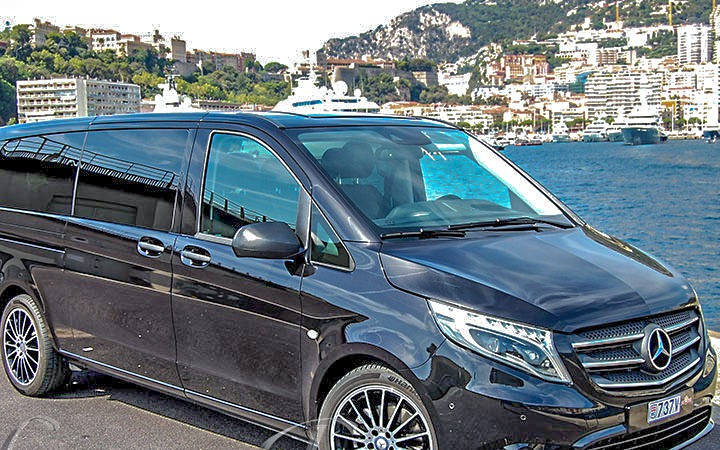 Camionnette utilitaire Mercedes noire