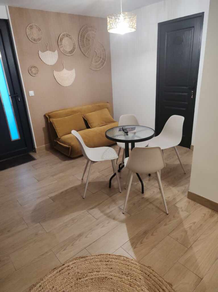Coin salon et repas du studio