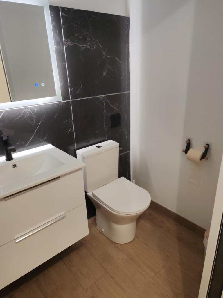 Salle d’eau avec toilettes du studio
